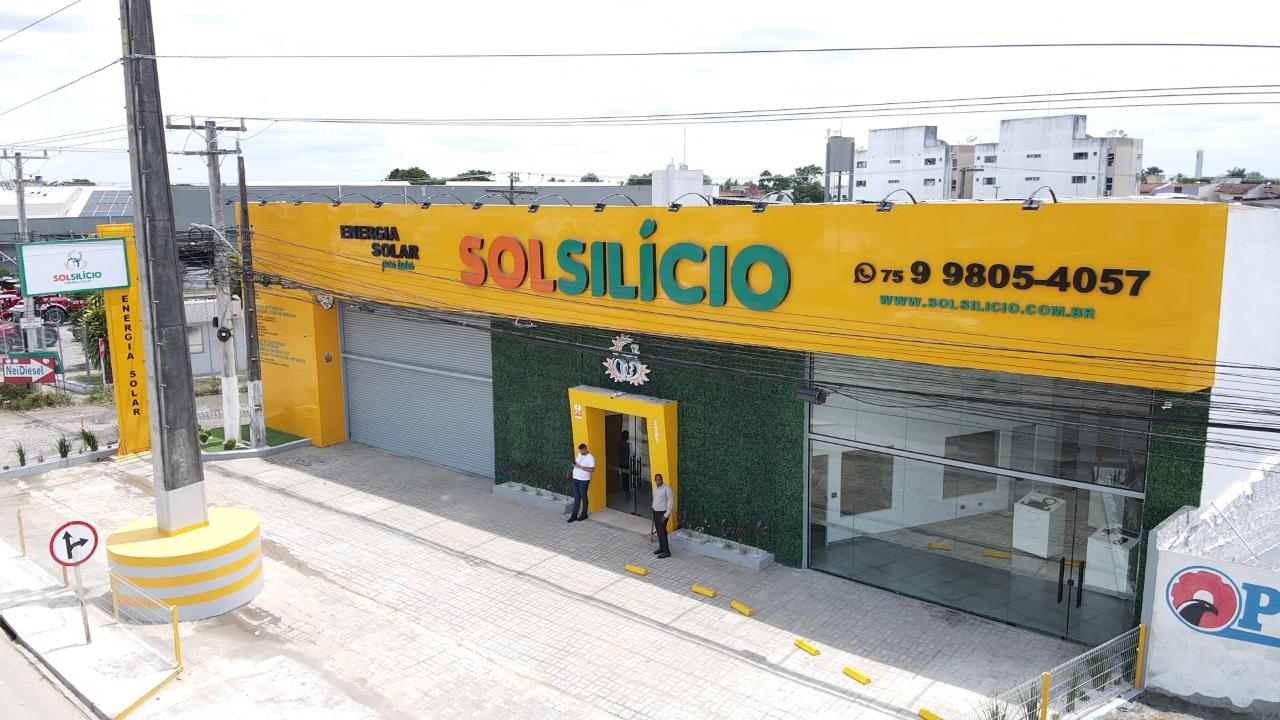 Fachada amarela da loja da Solsilício Energia Solar em Feira de Santana