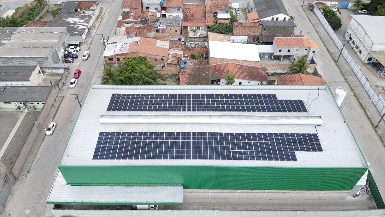 Painéis solares no galpão de uma distribuidora em Feira de Santana