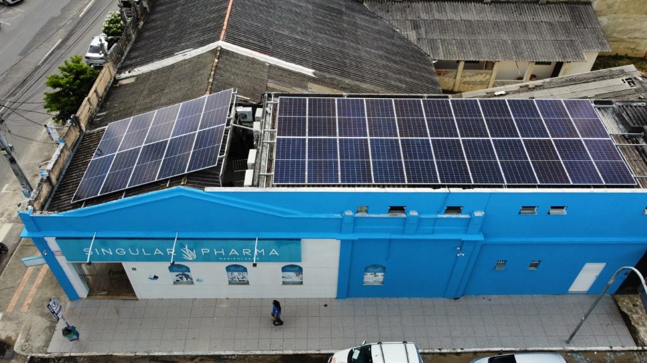 Painéis solares no telhado de uma farmácia em Alagoinhas