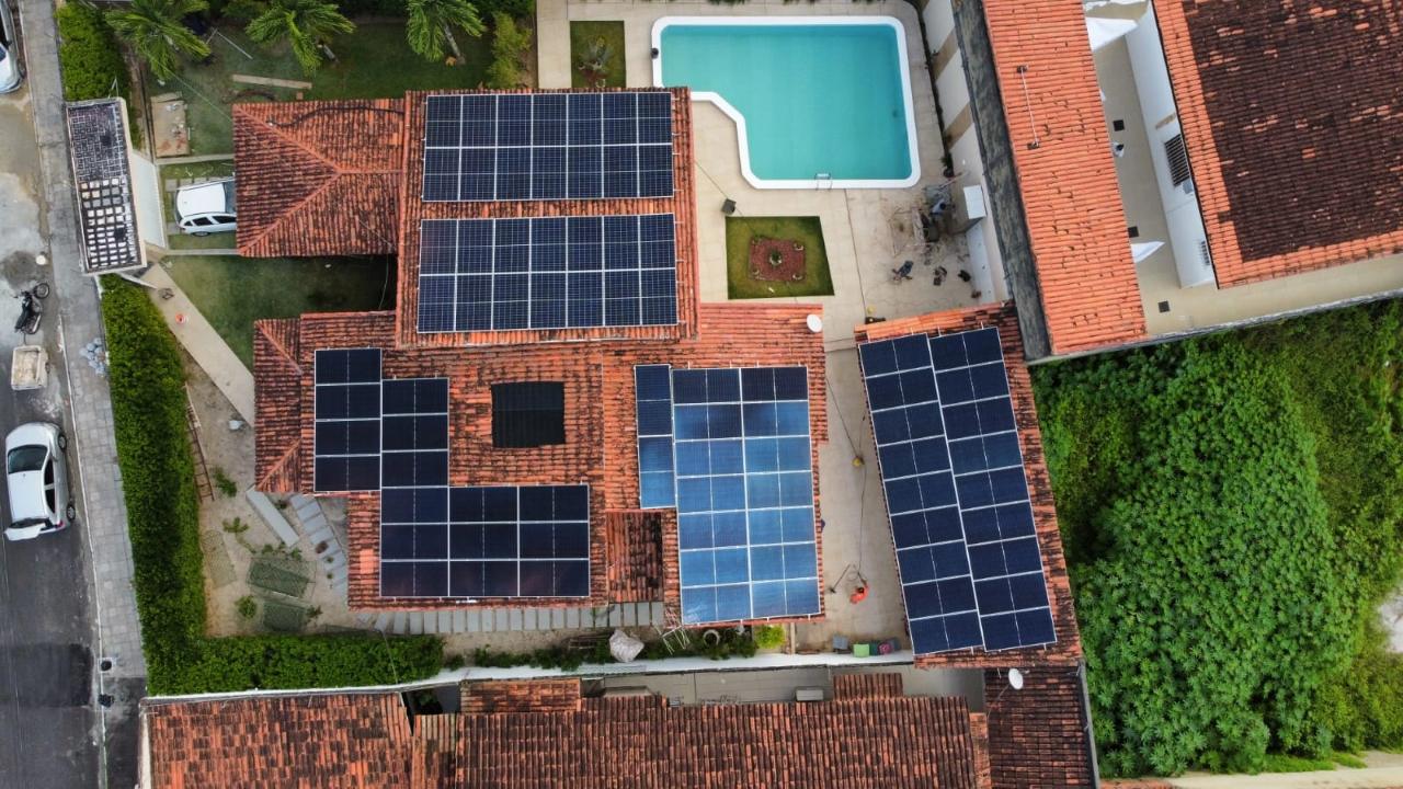 Painéis solares no telhado de uma panificadora em Alagoinhas