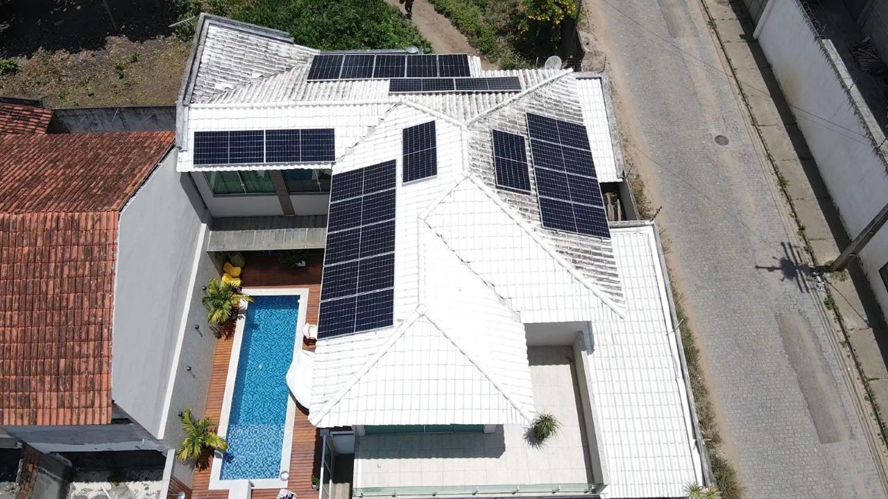 Painéis solares em uma residência em Feira de Santana