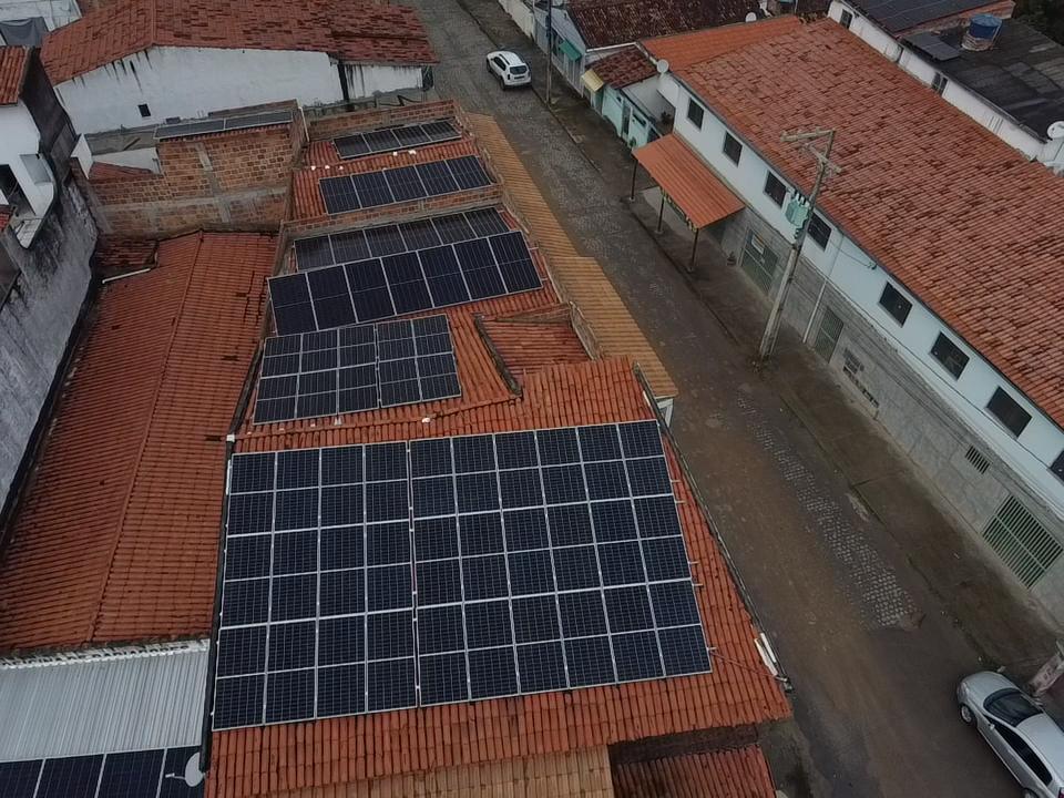 Painéis solares em vários telhados cerâmicos de um mesmo imóvel