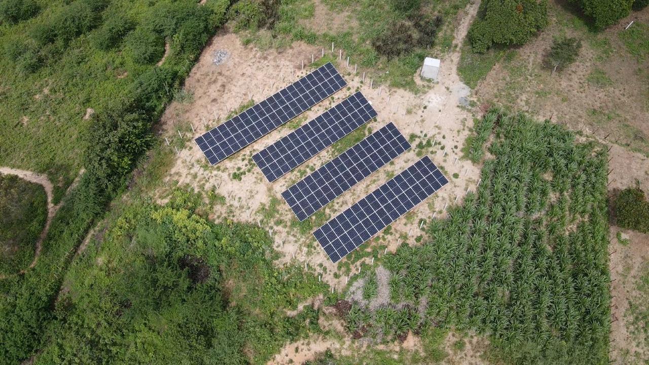 Usina solar em solo de uma fábrica de temperos em Serrinha